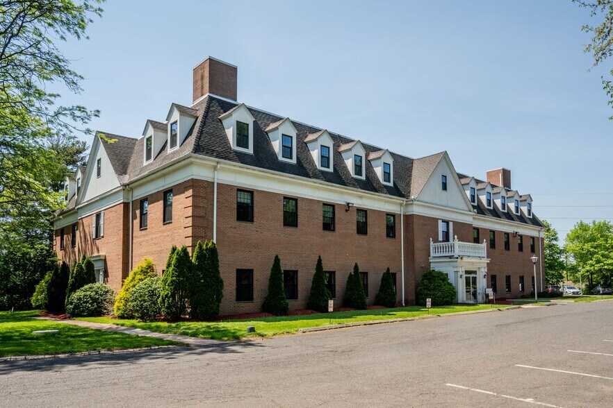 30 Jordan Ln, Wethersfield, CT à vendre - Photo du bâtiment - Image 2 de 10