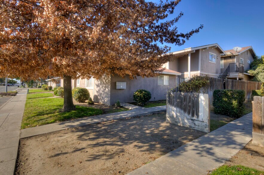 581 W Ashlan Ave, Clovis, CA à vendre - Photo du bâtiment - Image 2 de 7