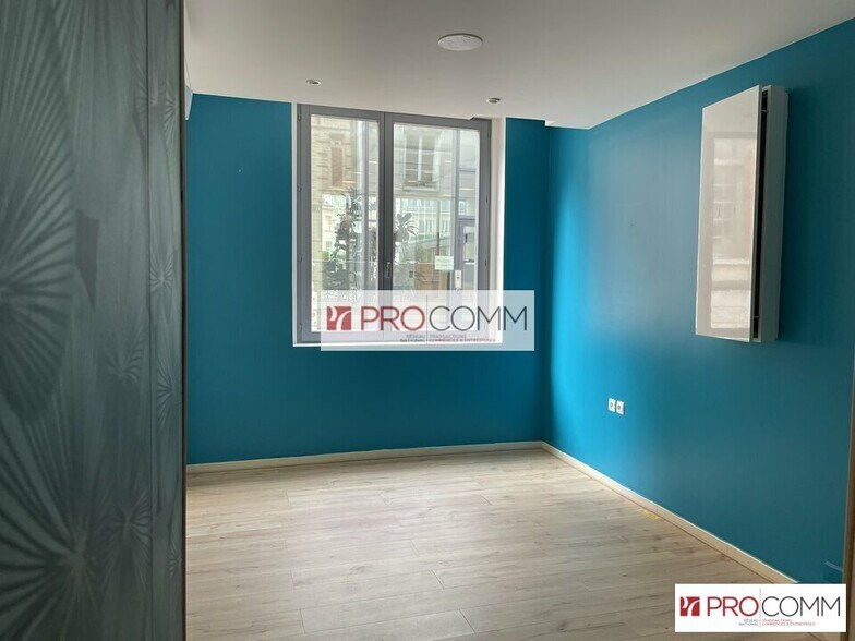 Retail in Chartres for lease - Interior Photo - Image 3 of 11