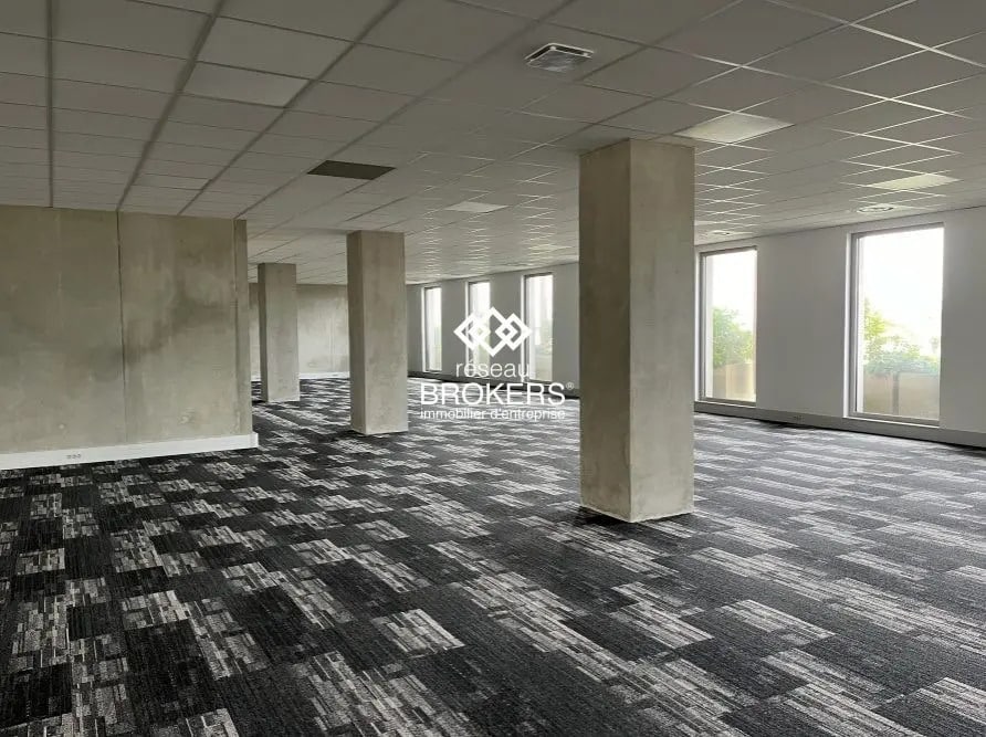 Office in Échirolles for lease Interior Photo- Image 1 of 8