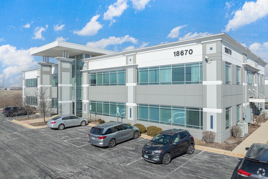 7851 W 185th St, Tinley Park, IL à louer - Photo du bâtiment - Image 1 de 36