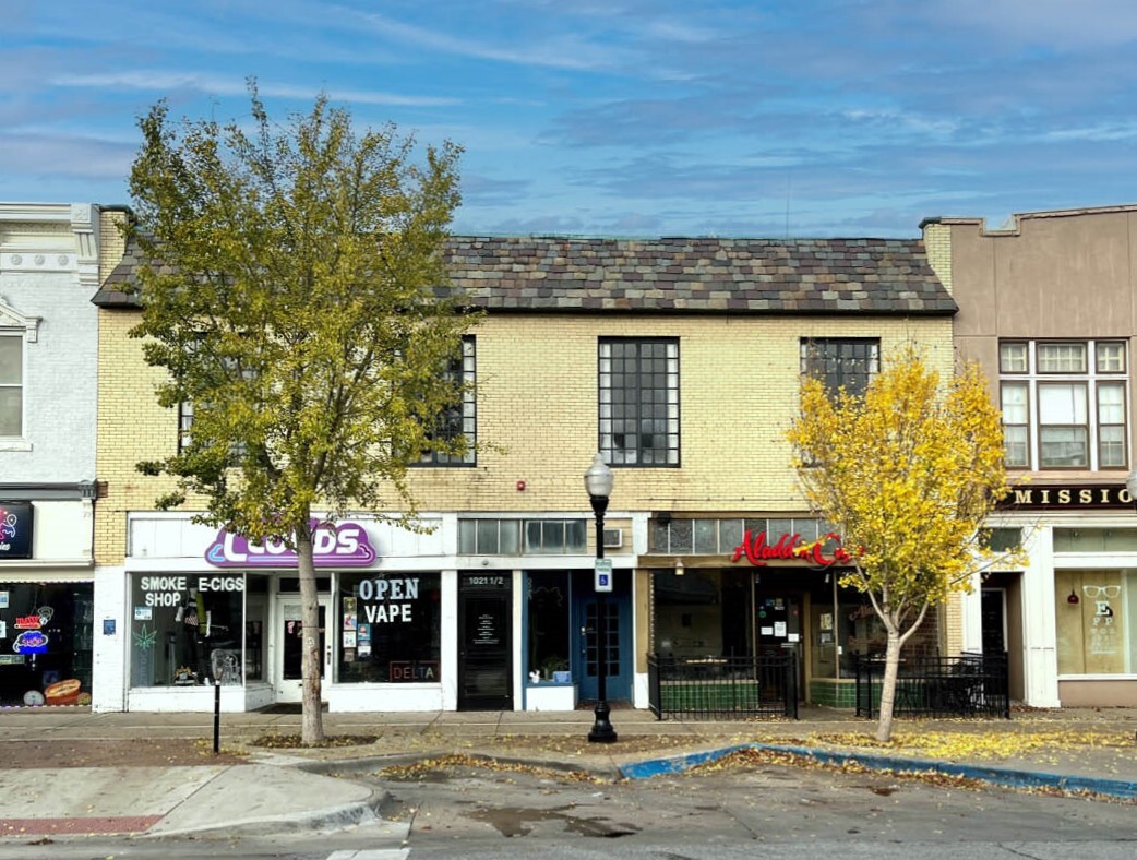 1021-1023 Massachusetts St, Lawrence, KS à louer Photo du b timent- Image 1 de 2