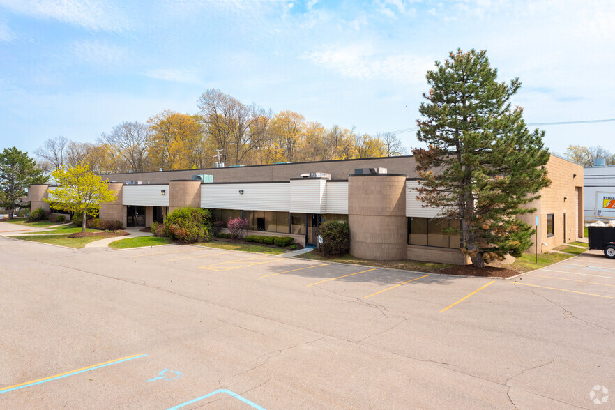 37685-37695 Interchange Drive, Farmington Hills, MI à vendre - Photo principale - Image 1 de 1