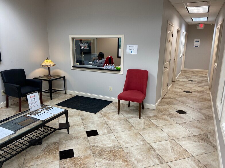 1213-1385 Rockside Rd, Parma, OH à louer - Photo du bâtiment - Image 3 de 4