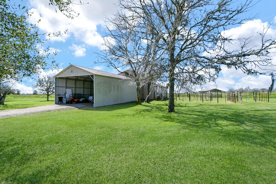 540 Chisolm Trl, Wallis, TX à vendre - Photo du bâtiment - Image 2 de 47