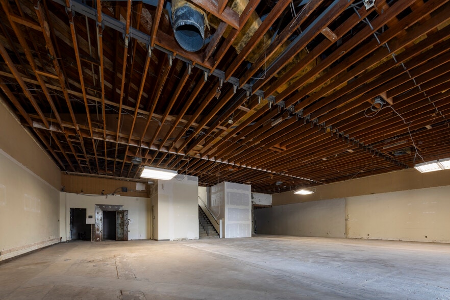 22 Malaga Cove Plz, Palos Verdes Estates, CA for lease - Interior Photo - Image 3 of 15