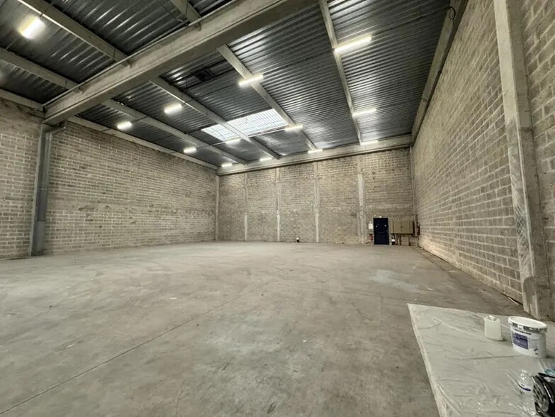 Flex in Herblay-sur-Seine for lease - Interior Photo - Image 3 of 12