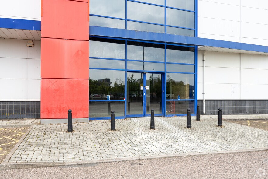 London Rd, Crawley à louer - Photo du bâtiment - Image 3 de 3