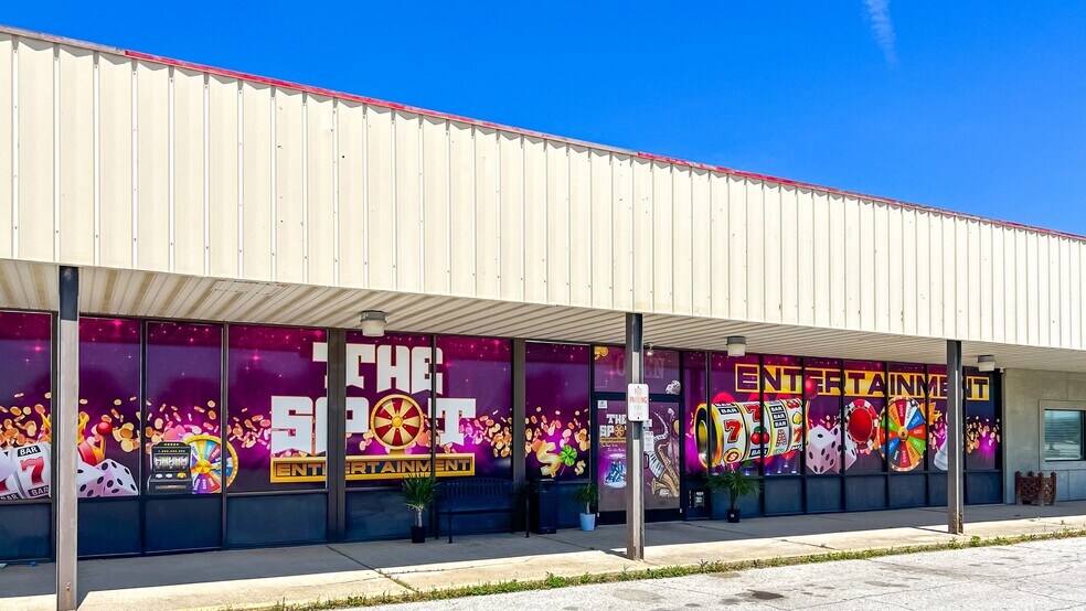 520-560 Plaza Dr, Fostoria, OH à louer - Photo du bâtiment - Image 3 de 15