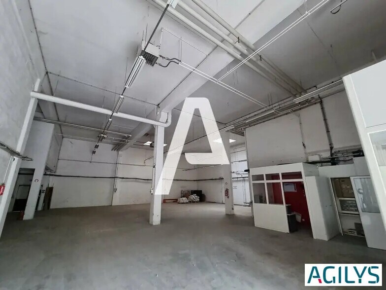 Flex in Verrières-le-Buisson for lease - Interior Photo - Image 2 of 6