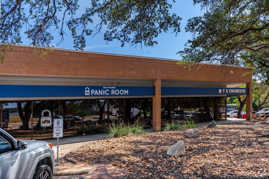 12770 Cimarron Path, San Antonio, TX à louer - Photo du bâtiment - Image 3 de 6
