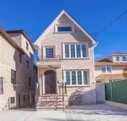 715-717 College Pl, College Point, NY à vendre - Photo du bâtiment - Image 1 de 2