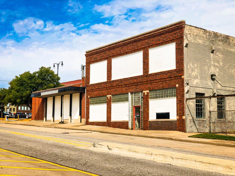 11 NW 8th St, Oklahoma City, OK à louer - Photo du bâtiment - Image 2 de 9