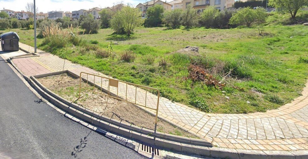 Calle Mercedes Salinas, Jun, Granada à vendre - Photo du bâtiment - Image 2 de 8