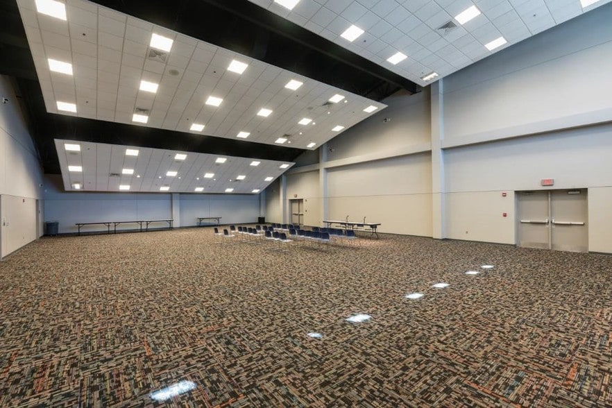 1142 Morrison Dr, Charleston, SC for lease - Interior Photo - Image 3 of 18