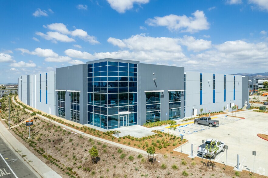 4 Sterling, Irvine, CA à louer - Photo du bâtiment - Image 3 de 7