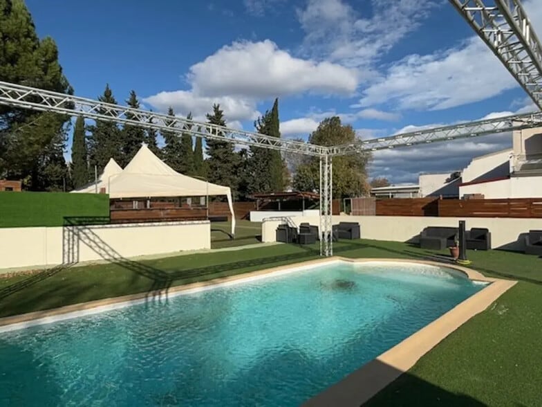 Retail in Nîmes for lease - Building Photo - Image 2 of 10