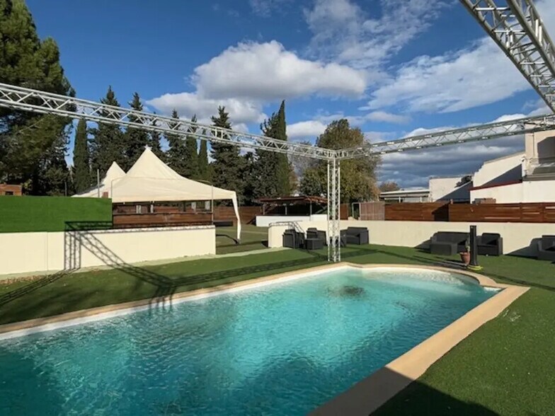 Commerce de détail dans Nîmes à louer - Photo du bâtiment - Image 2 de 10