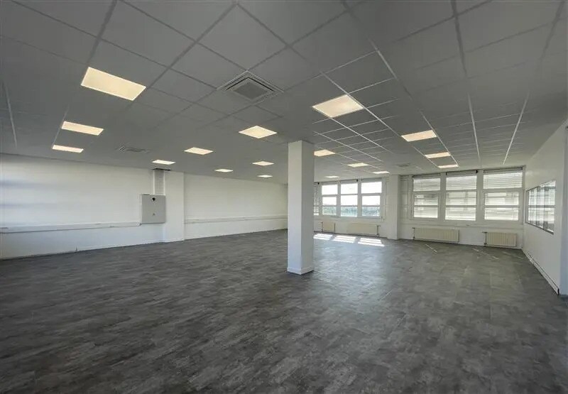 Office in Goussainville for lease - Interior Photo - Image 1 of 9