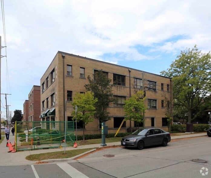 2842 Bloor St W, Toronto, ON à louer - Photo du bâtiment - Image 3 de 3