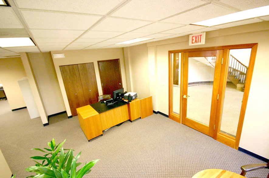 4256 N Arlington Heights Rd, Arlington Heights, IL for lease - Interior Photo - Image 2 of 4