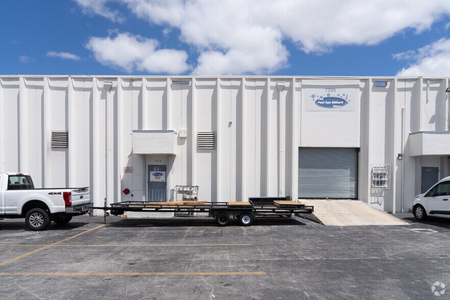 3300-3390 NW 72nd Ave, Miami, FL à louer - Photo du bâtiment - Image 2 de 4