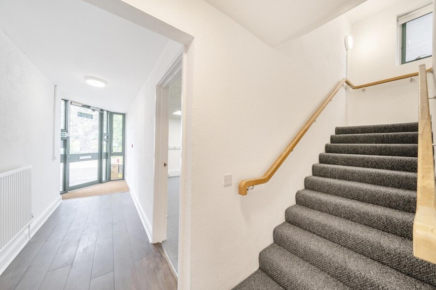 Bunns Ln, London for lease - Interior Photo - Image 2 of 5