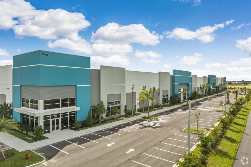 17035 Persimmon Blvd W, Wellington, FL à louer - Photo du bâtiment - Image 3 de 12