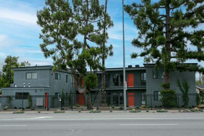 More details for 2716 S La Brea Ave, Los Angeles, CA - Multifamily for Sale