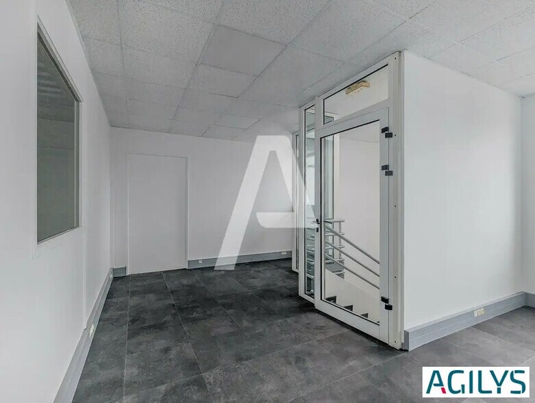 Flex in Élancourt for lease - Interior Photo - Image 3 of 9