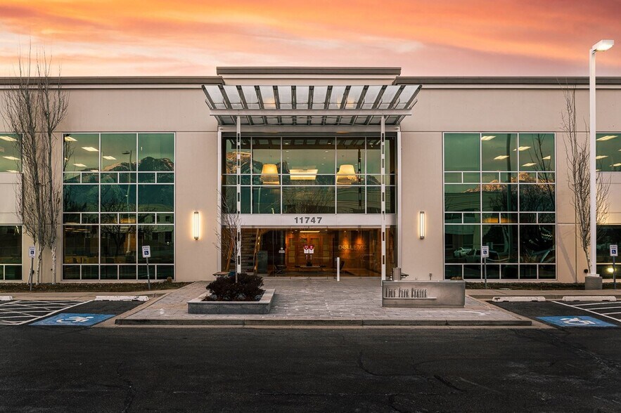 11747 S Lone Peak Pky, Draper, UT à louer - Photo du bâtiment - Image 1 de 10