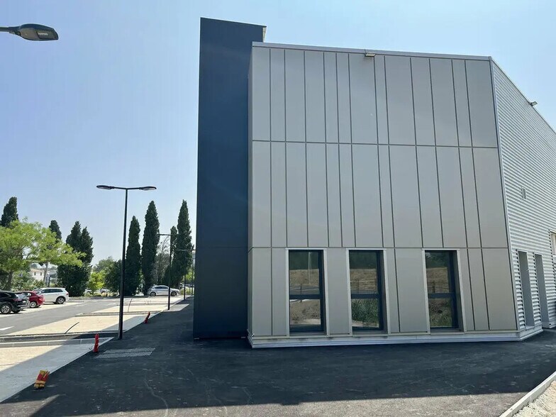 Retail in Salon-de-Provence for lease - Building Photo - Image 2 of 5