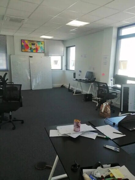 Industriel dans Villeneuve-la-Garenne à louer - Photo du bâtiment - Image 3 de 32