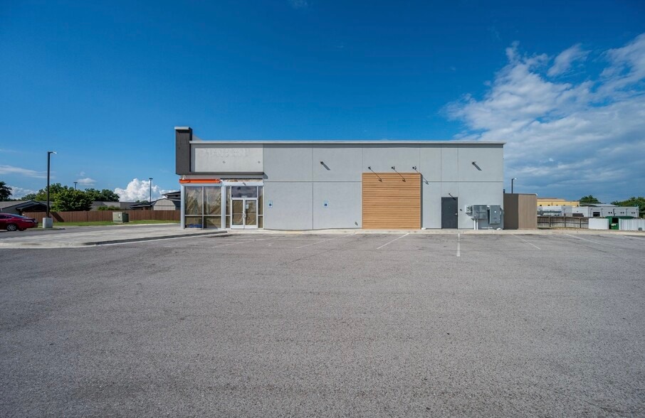 10249 E 41st St, Tulsa, OK for lease - Building Photo - Image 3 of 8