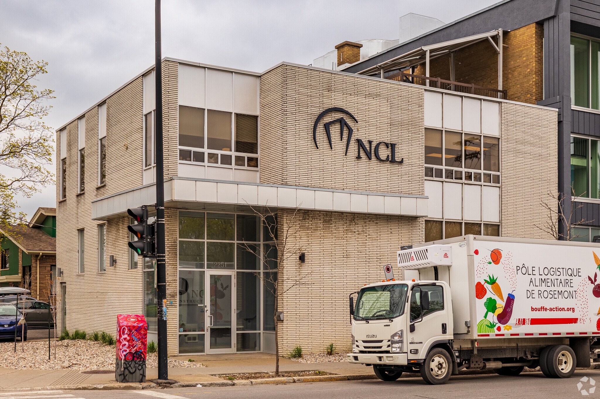 2251 Rue Jean-Talon E, Montréal, QC à louer Photo principale- Image 1 de 3