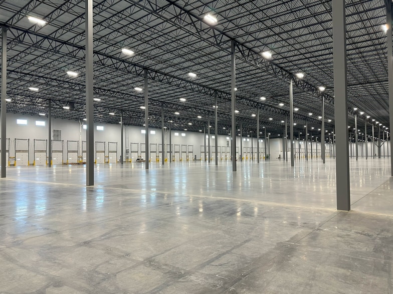 20 Farinella Dr, East Hanover, NJ for lease - Interior Photo - Image 2 of 9