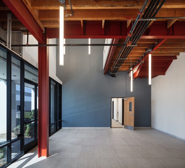 2651 La Mirada Dr, Vista, CA à louer - Photo du bâtiment - Image 1 de 9