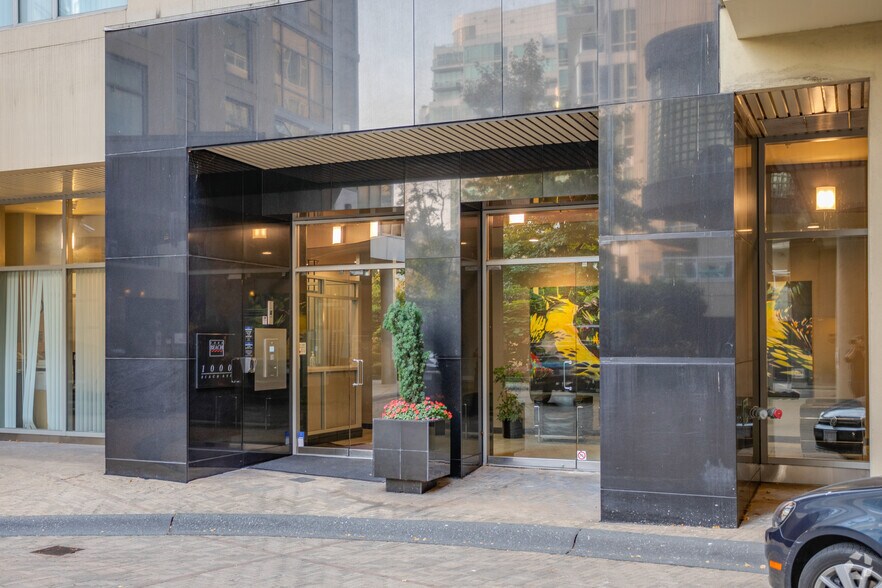 1000-1012 Beach Ave, Vancouver, BC à vendre - Photo du bâtiment - Image 3 de 7