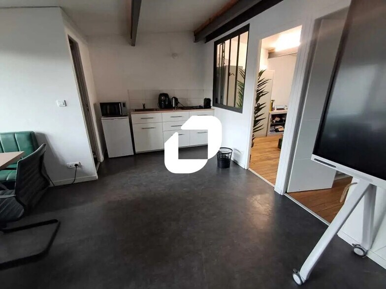 Office in Arcueil for lease - Interior Photo - Image 3 of 5