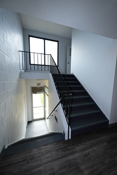 6504-6520 82nd Ave NW, Edmonton, AB à louer - Photo du bâtiment - Image 2 de 5