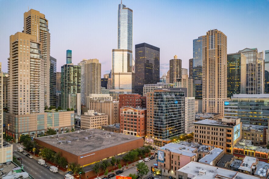 57-59 W Grand Ave, Chicago, IL à louer - Aérien - Image 3 de 3