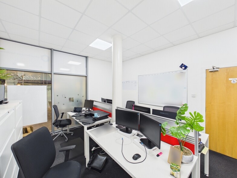 Dundee Investment Portfolio portfolio of 2 properties for sale on LoopNet.ca - Building Photo - Image 3 of 13