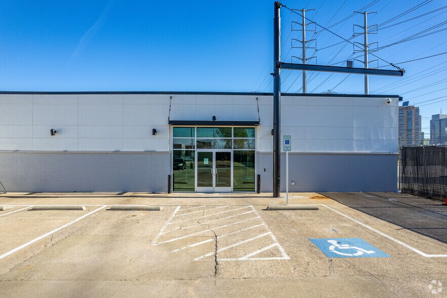 921 N Riverfront Blvd, Dallas, TX à louer - Photo du bâtiment - Image 3 de 9