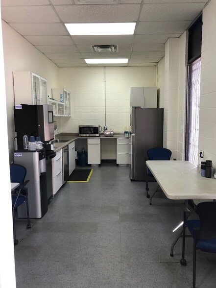 2636 N Ontario St, Burbank, CA for lease - Interior Photo - Image 3 of 7