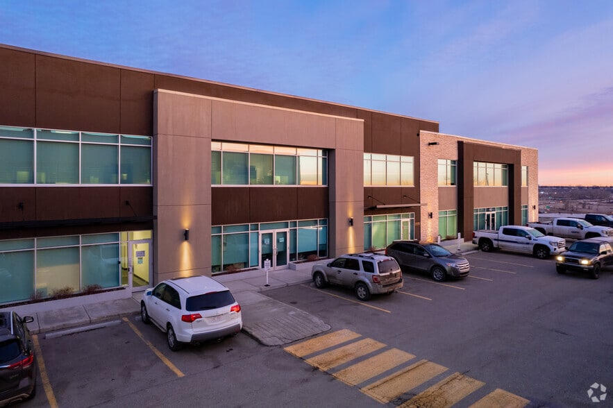 8826 Blackfoot Trl SE, Calgary, AB for lease - Building Photo - Image 1 of 11