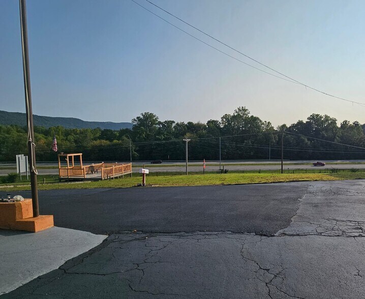 124 Woods Ave, Caryville, TN à vendre - Photo du bâtiment - Image 2 de 50