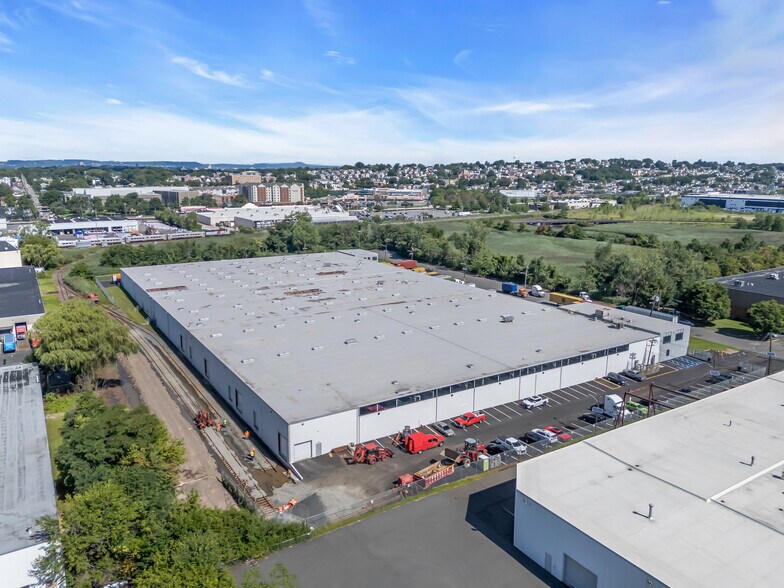 13 Manor Rd, East Rutherford, NJ à louer - Photo du bâtiment - Image 2 de 7