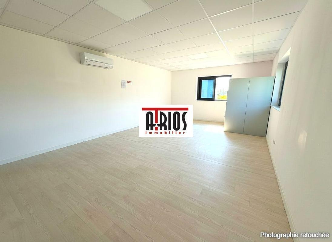 Retail in La Crau for lease Building Photo- Image 1 of 15
