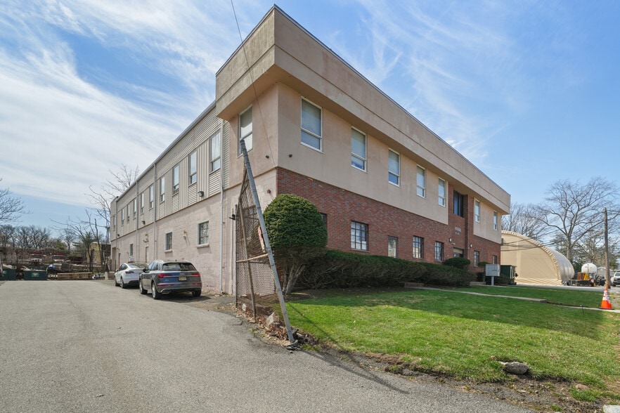 75 Armour Pl, Dumont, NJ for sale - Building Photo - Image 2 of 16