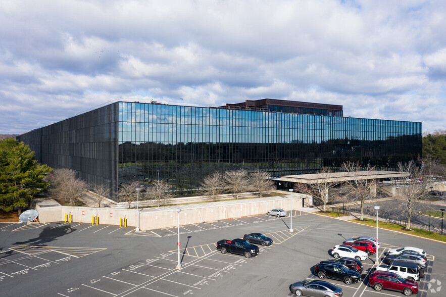 101 Crawfords Corner Rd, Holmdel, NJ à louer - Photo du bâtiment - Image 1 de 18